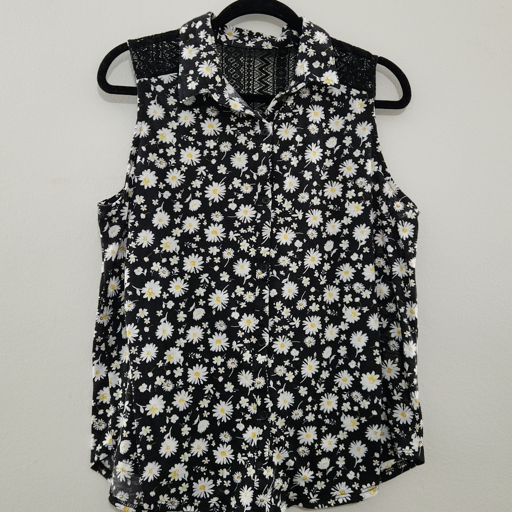🦋 Floral Sleeveless Black Top With Lace Back.